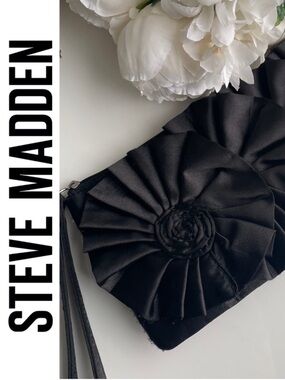 STEVE MADDEN flower wristlet | 10” x 5”